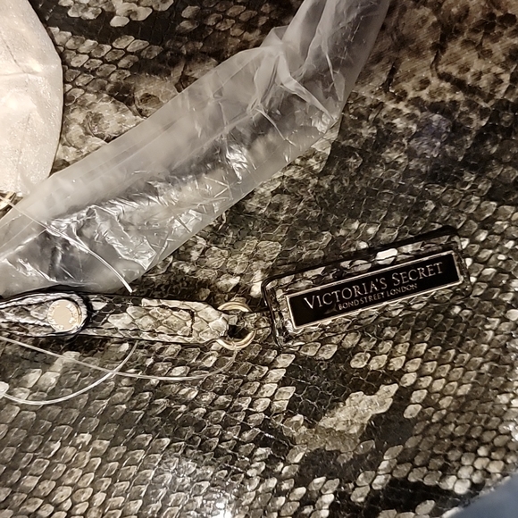 NWT Victoria's Secret Hand Bag 👜  Snake 🐍 pattern! Gold details! - Picture 4 of 15